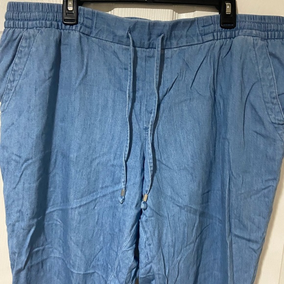 Old Navy Chambray Mid-Rise Chambray Pull-On Pants for Women - Picture 4 of 6